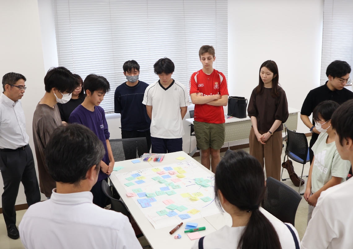 ワークショップで発表する参加者＝臼杵市臼杵