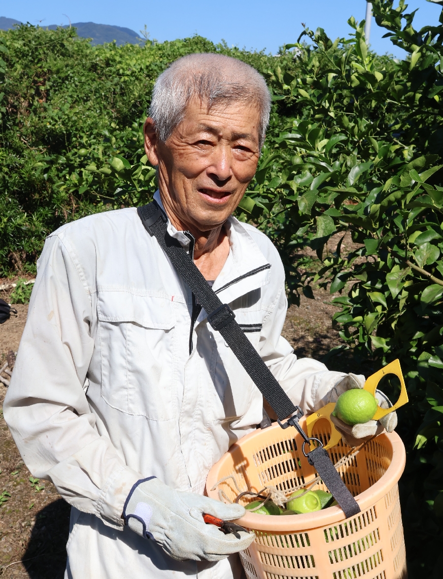 今の時季は香り抜群と話す柴田惣弥さん＝佐伯市大入島