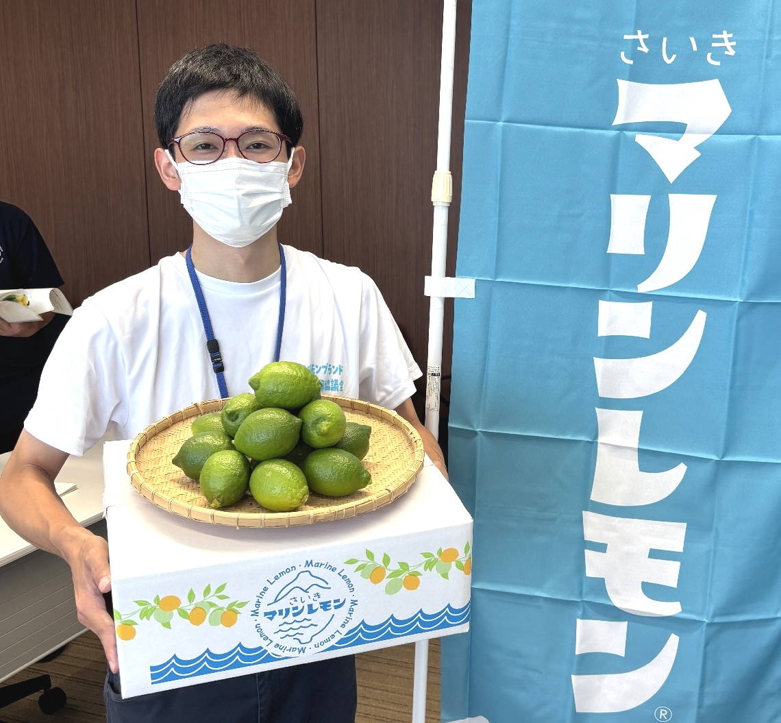 ふるさと納税の返礼品に加えたマリンレモンをＰＲする市職員＝佐伯市役所