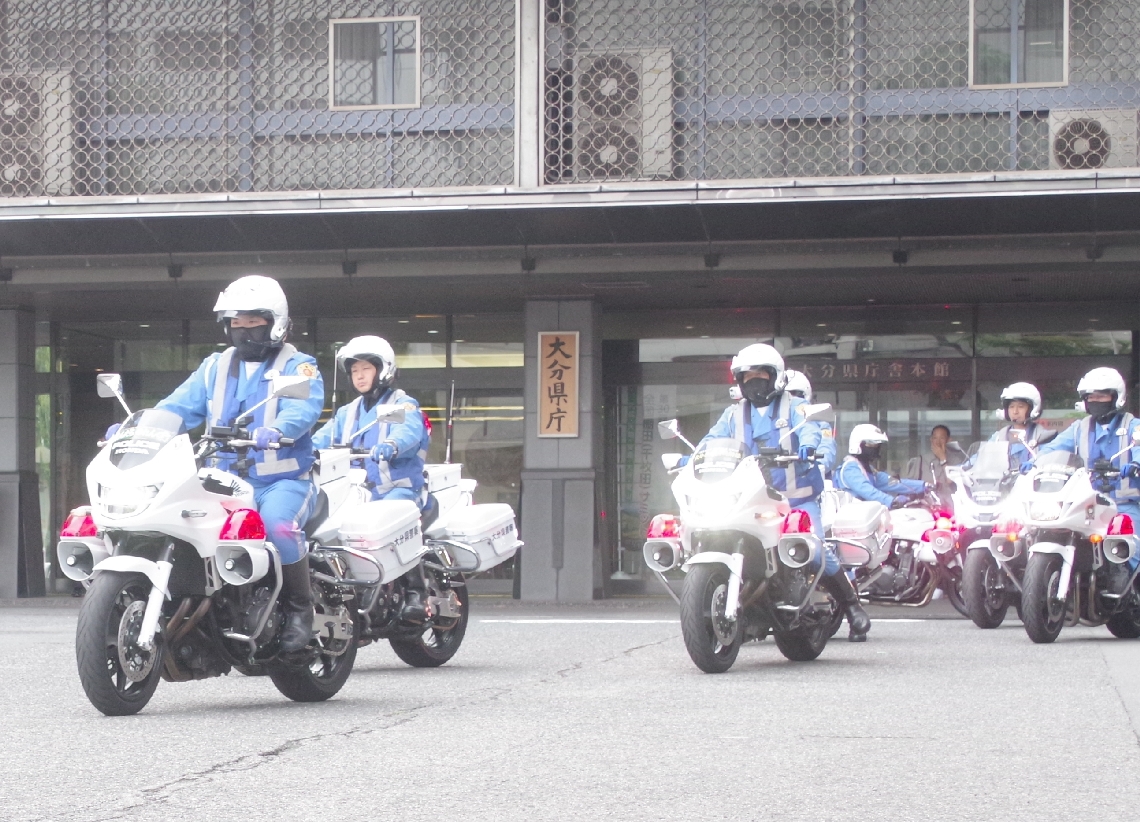 パトロールに出発する県警の白バイ隊員ら＝１９日、県庁