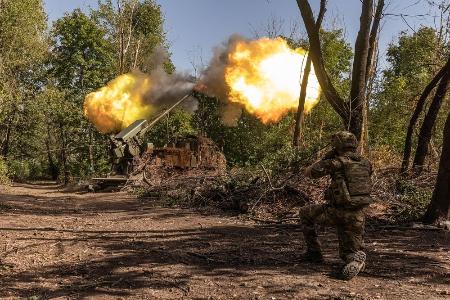 ウクライナ東部ドネツク州で発砲するウクライナ兵士＝８月３１日（ゲッティ＝共同）