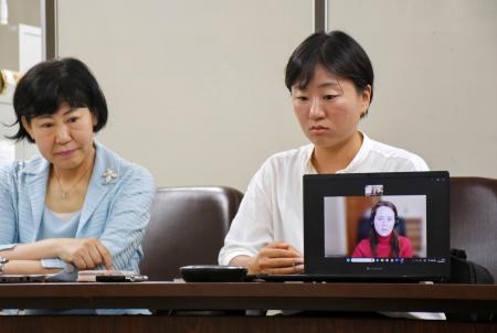 リモートで記者会見に参加したヒラリー・ローゼントレーターさん（右下）＝１９日午前、東京・霞が関の司法記者クラブ