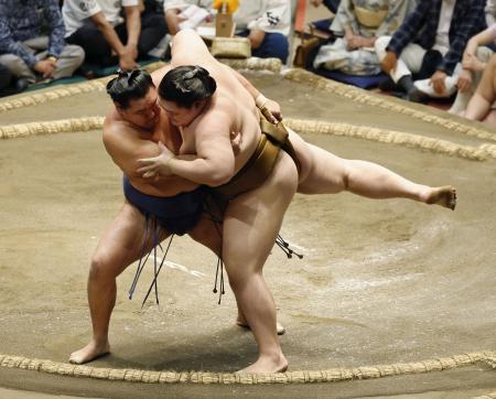 豊昇龍（左）が下手投げで王鵬を下す＝両国国技館