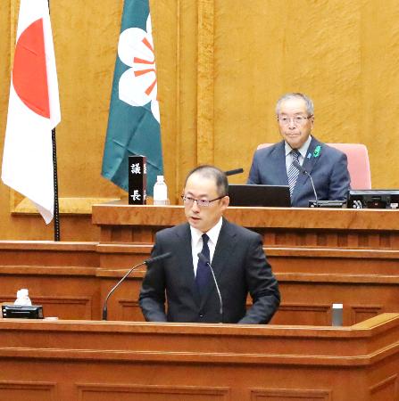 玄海原発の上空で目撃された光について佐賀県議会で説明する福田英之県警本部長（手前）＝１９日午後