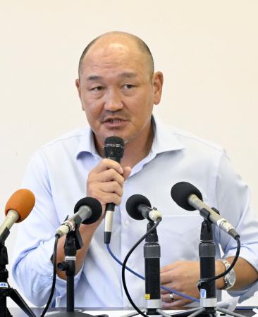 記者会見で辞意を表明したサッカーＪ３高知の秋田監督＝１９日、高知市