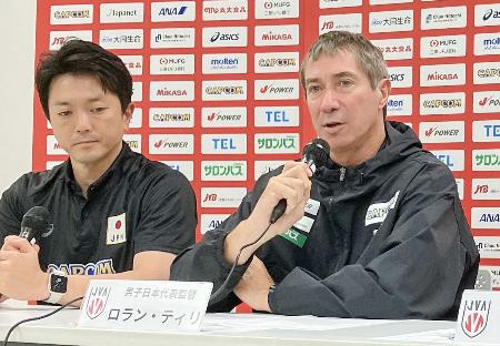 オンライン記者会見するバレーボール男子日本代表のティリ監督（右）＝１９日（日本バレーボール協会提供）