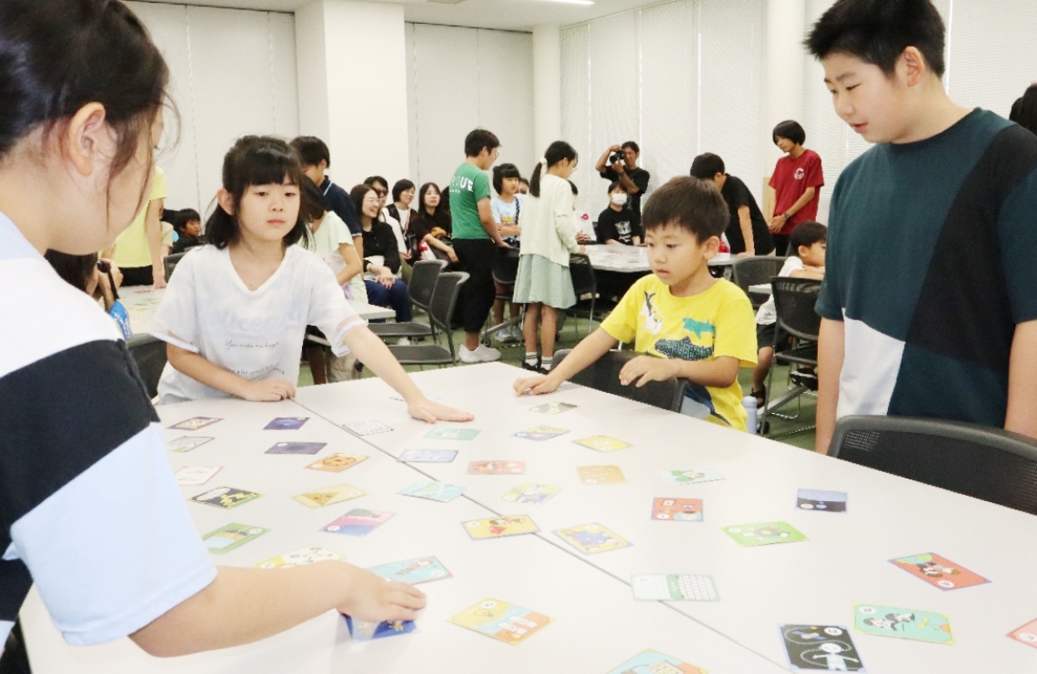 「物理かるた」を体験する子どもたち