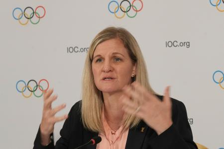 記者会見するＩＯＣのコベントリー会長＝１９日、ミラノ（ＡＰ＝共同）