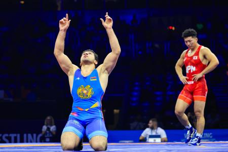 世界レスリング男子グレコローマンスタイル７７キロ級決勝でマルハス・アモヤン（左）に敗れた日下尚＝１９日、ザグレブ（ゲッティ＝共同）