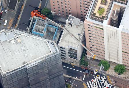クレーン車が倒れた現場＝２０日午前１０時５２分、東京都文京区（共同通信社ヘリから）