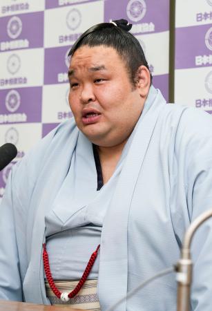 現役引退の記者会見をする元幕内水戸龍＝２０日、東京・両国国技館
