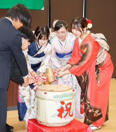 福島県双葉町で開かれた「はたちを祝う会」で鏡開きする新成人＝２０日午前