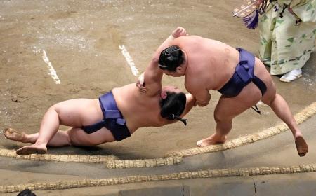 豊昇龍（右）がすくい投げで平戸海を下す＝両国国技館