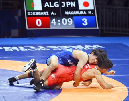 男子グレコローマン６３キロ級１回戦でアルジェリア選手（下）と対戦する中村真翔＝ザグレブ（共同）