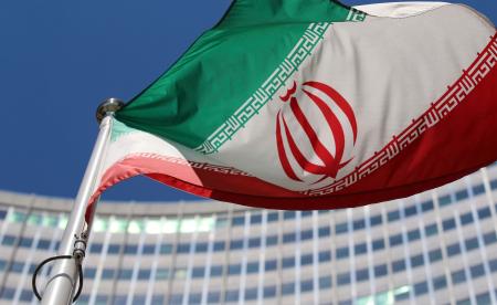 ＩＡＥＡ本部の入る建物前ではためくイランの国旗＝２０１４年、ウィーン（ＡＰ＝共同）