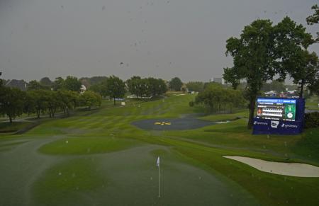 雷雨のため多くの選手がスタートできずにサスペンデッドとなった第２ラウンド＝ピナクルＣＣ（共同）