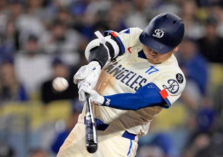 ジャイアンツ戦の６回、リーグトップに並ぶ５３号ソロを放つドジャース・大谷＝ロサンゼルス（共同）
