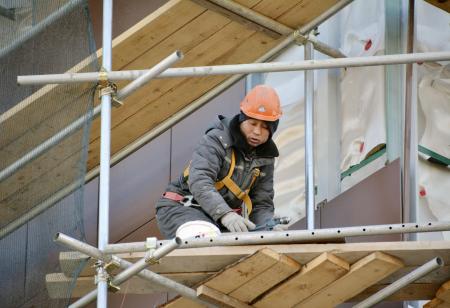 ロシア・ウラジオストク近郊の建設現場で働く北朝鮮労働者＝２０１９年１２月（共同）