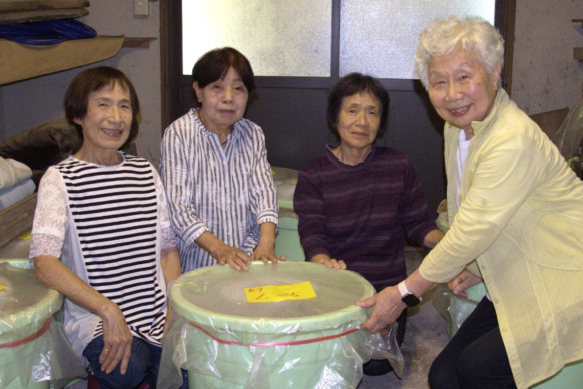 地元素材を使った昔ながらのみそ造りに励む「ふれあいの里きじや」のメンバー＝日田市上津江町雉谷の加工場