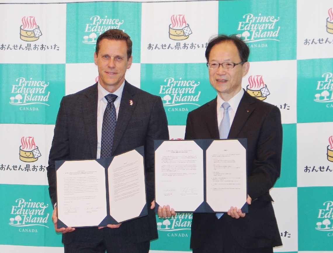 表明書を締結したロブ・ランツ州首相（左）と佐藤樹一郎知事＝２２日、県庁