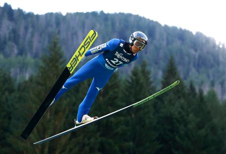 ノルディックスキーのＧＰ複合男子個人第３戦　渡部暁斗の前半飛躍＝バルディフィエメ（共同）