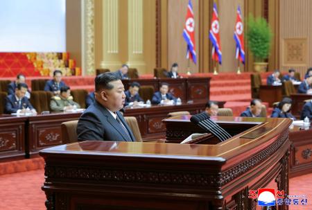 ２０、２１両日に開かれた北朝鮮の最高人民会議に臨む金正恩朝鮮労働党総書記（手前）＝平壌（朝鮮中央通信＝共同）