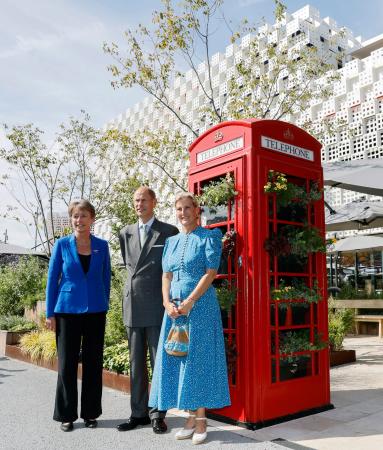 英国館を訪れたエドワード王子（中央）と妻ソフィ妃（右）＝２２日午後、大阪市此花区の夢洲