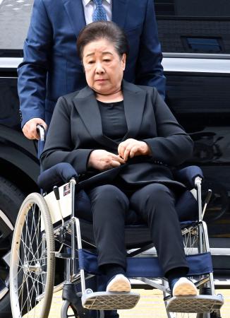 ２２日、ソウル中央地裁へ車いすに乗って出頭する旧統一教会の韓鶴子総裁（共同）