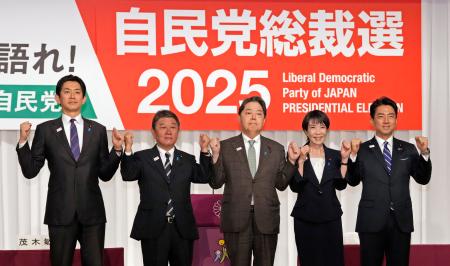 自民党総裁選の共同記者会見を前に写真に納まる（左から）小林元経済安保相、茂木前幹事長、林官房長官、高市前経済安保相、小泉農相＝２３日午前、東京・永田町の党本部