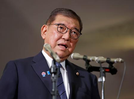 国連総会への出発前に記者団の取材に応じる石破首相＝２３日午前、首相公邸