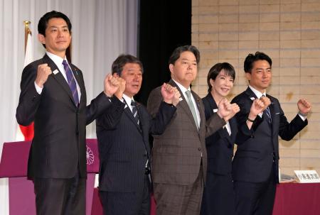 自民党総裁選の共同記者会見を前に写真に納まる（左から）小林元経済安保相、茂木前幹事長、林官房長官、高市前経済安保相、小泉農相＝２３日午前、東京・永田町の党本部