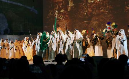 サウジアラビアのナショナルデーで披露された伝統舞踊「アルダ」＝２３日午後、大阪市此花区の夢洲