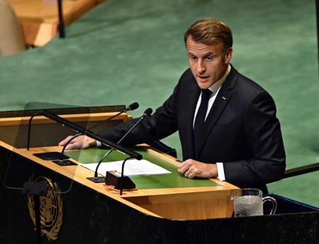 パレスチナ問題の解決に向けた国際会議で演説するフランスのマクロン大統領＝２２日、米ニューヨークの国連本部（ゲッティ＝共同）