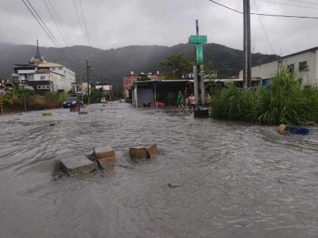２３日、台湾東部・花蓮県でせき止め湖から水があふれ浸水した地域（中央通信社＝共同）