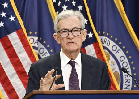 １７日、記者会見するＦＲＢのパウエル議長。２０２４年１２月以来９カ月ぶりに主要政策金利を０・２５％引き下げることを決めた＝米ワシントン