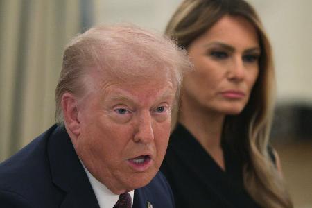 ４日、ホワイトハウスで話すトランプ米大統領（ゲッティ＝共同）