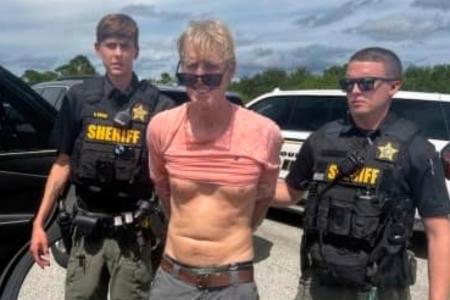 昨年９月、拘束されるライアン・ラウス容疑者。米フロリダ州のマーティン郡保安官事務所が公開した（同事務所提供、ＡＰ＝共同）