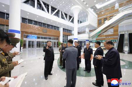 完工式を控えた平壌総合病院を視察する北朝鮮の金正恩朝鮮労働党総書記（中央左）＝２３日、平壌（朝鮮中央通信＝共同）