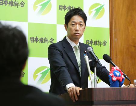 記者団の取材に応じる日本維新の会の藤田共同代表＝２４日午後、国会