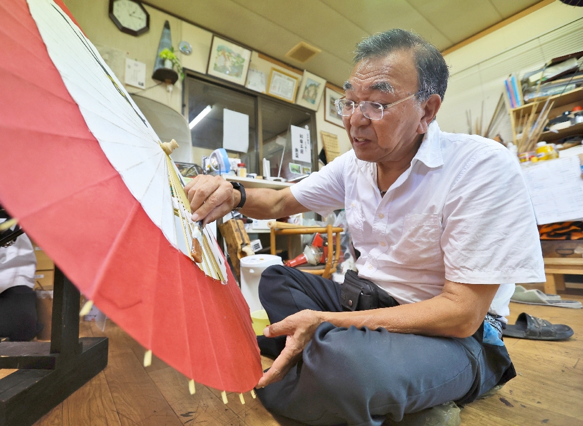 和紙張りをする今吉次郎さん