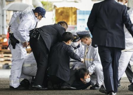 ２０２３年４月、岸田首相（当時）の演説会場で取り押さえられる木村隆二被告（中央下）＝和歌山市の雑賀崎漁港