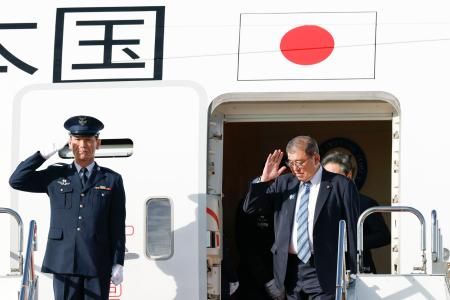 国連総会などを終え帰国した石破首相（右）＝２５日午後、羽田空港