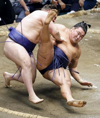安青錦（左）が切り返しで豊昇龍を破る＝両国国技館