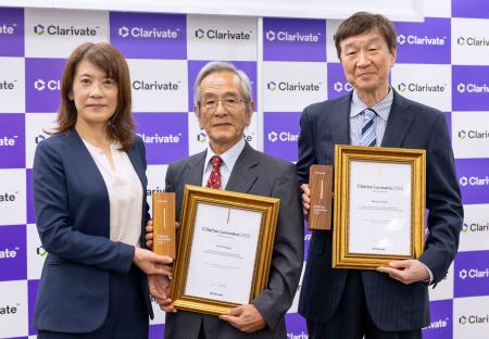クラリベイト引用栄誉賞に選ばれた寒川賢治・元国立循環器病研究センター研究所長（中央）と児島将康・久留米大名誉教授（右）＝２５日午後、東京都港区