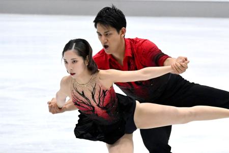 ペアＳＰ　演技する三浦璃来（左）、木原龍一組＝オーベルストドルフ（共同）