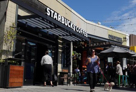 米カリフォルニア州のスターバックスの店舗＝２５日（ゲッティ＝共同）