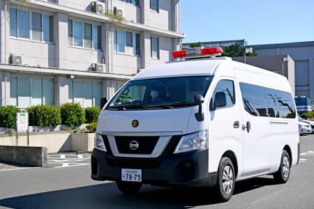 送検のため、静岡県警磐田署を出る鈴木鉄三容疑者を乗せた車＝２６日午前９時１１分