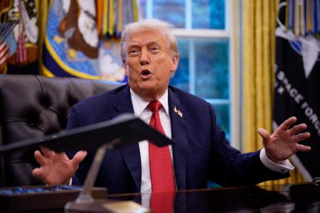 米ホワイトハウスで話すトランプ大統領＝２５日、ワシントン（ゲッティ＝共同）
