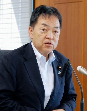 記者会見する浅尾環境相＝２６日午前、環境省