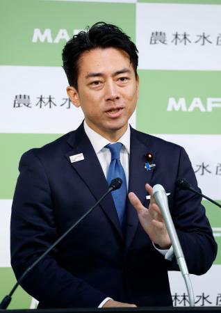 記者会見する小泉農相＝２６日午前、農水省